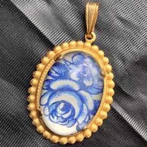 VTG oval gold & blue roses/flower pendant/charm